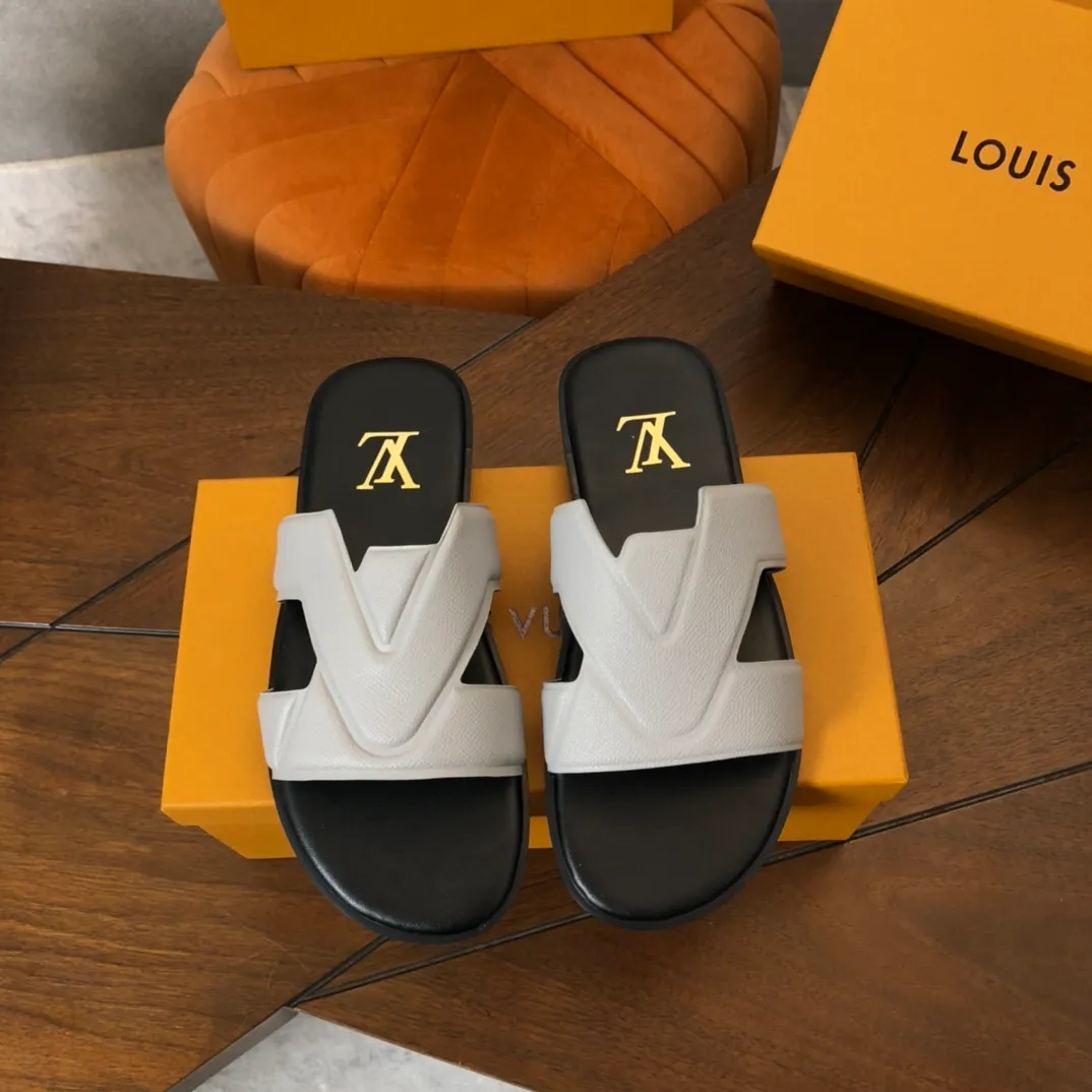 Factory price: 270💰LV counters are selling new brand luxury men's slippers, casual, loose and comfortable. The must-have model in the picture above [Happy][Happy], multiple colors available Size: 38-44, customized 45